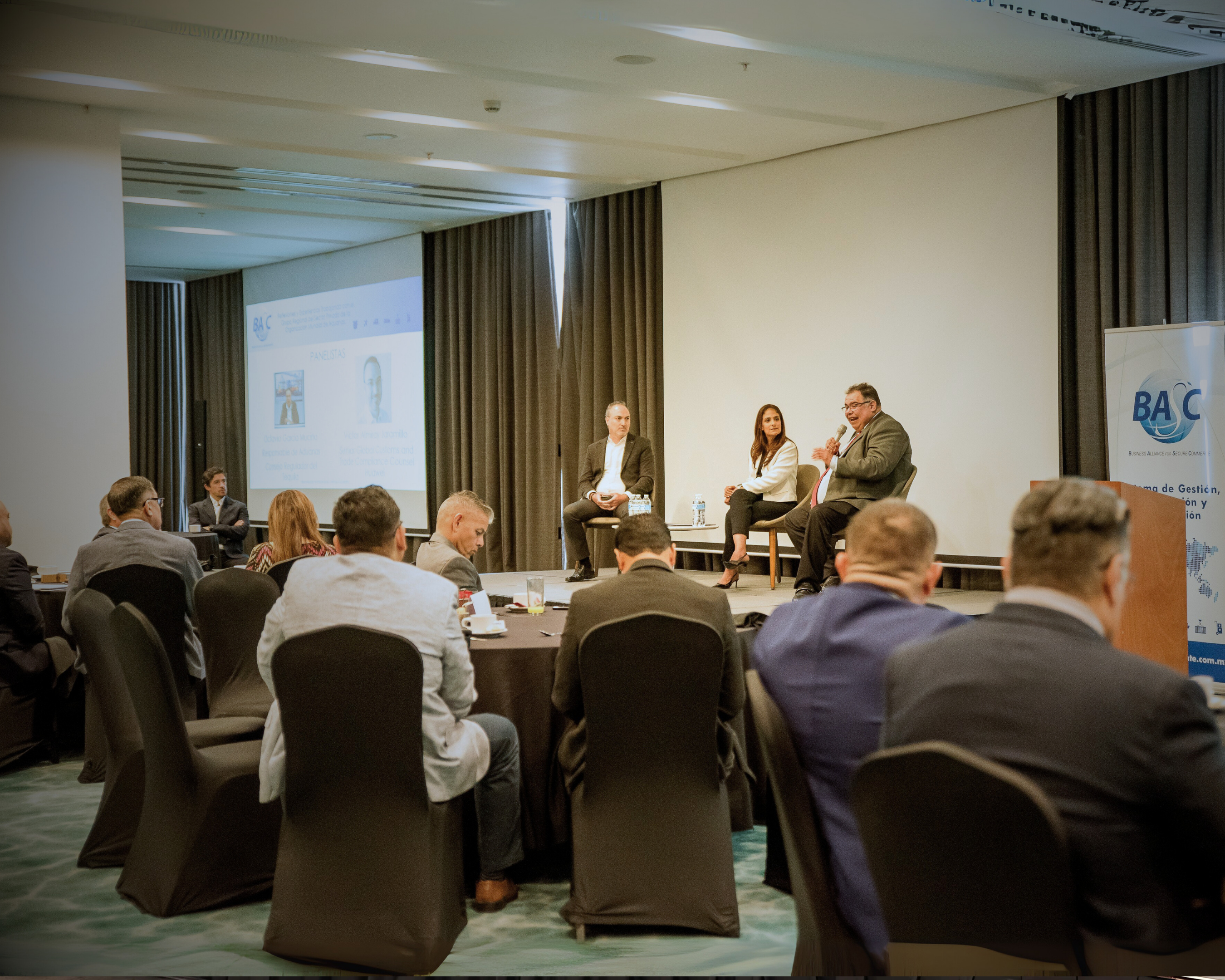 De izquierda a derecha: Victor Almiray, director de cumplimiento aduanero y comercial para Latinoamérica de HUAWEI; Suzanne Lemaitre, directora ejecutiva de WBO; y Octavio García, director de Planeación Estratégica del Consejo Regulador del Tequila, en el panel “Reflexiones y Experiencias Trabajando con el Grupo Regional del Sector Privado de la OMA”. 