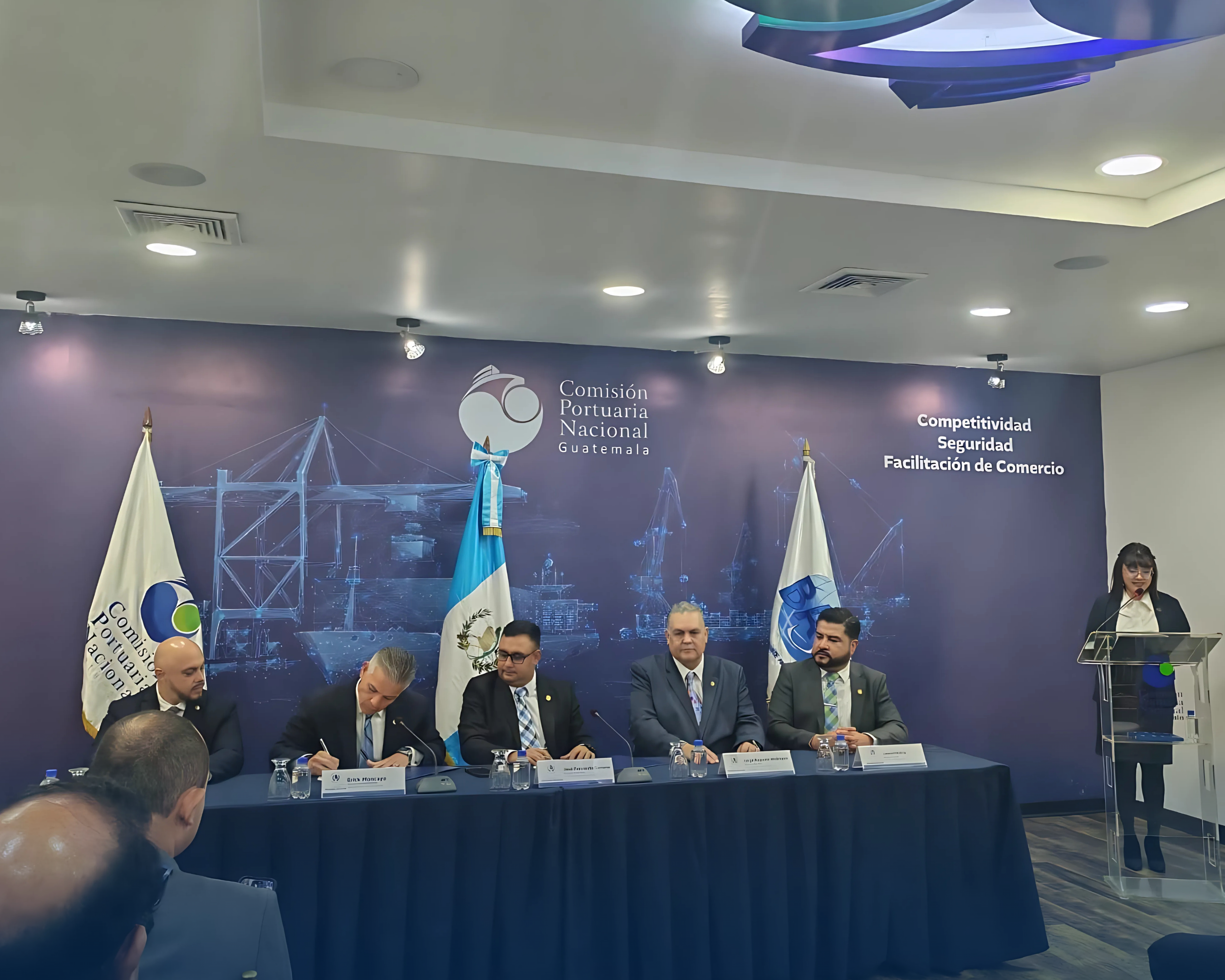 De izqueirda a derecha: Oscar Andrade, presidente de la Junta Directiva de BASC Guatemala; Erik Moncayo, presidente internacional de WBO; Mgtr. José Fernández Soriano, presidente de la Coordinación General de la Autoridad Designada del Sistema Portuario Nacional; Jorge Wellmann, director ejecutivo de BASC Guatemala; y Mgtr. Leonel Molina Cabrera, director general de la CPN.