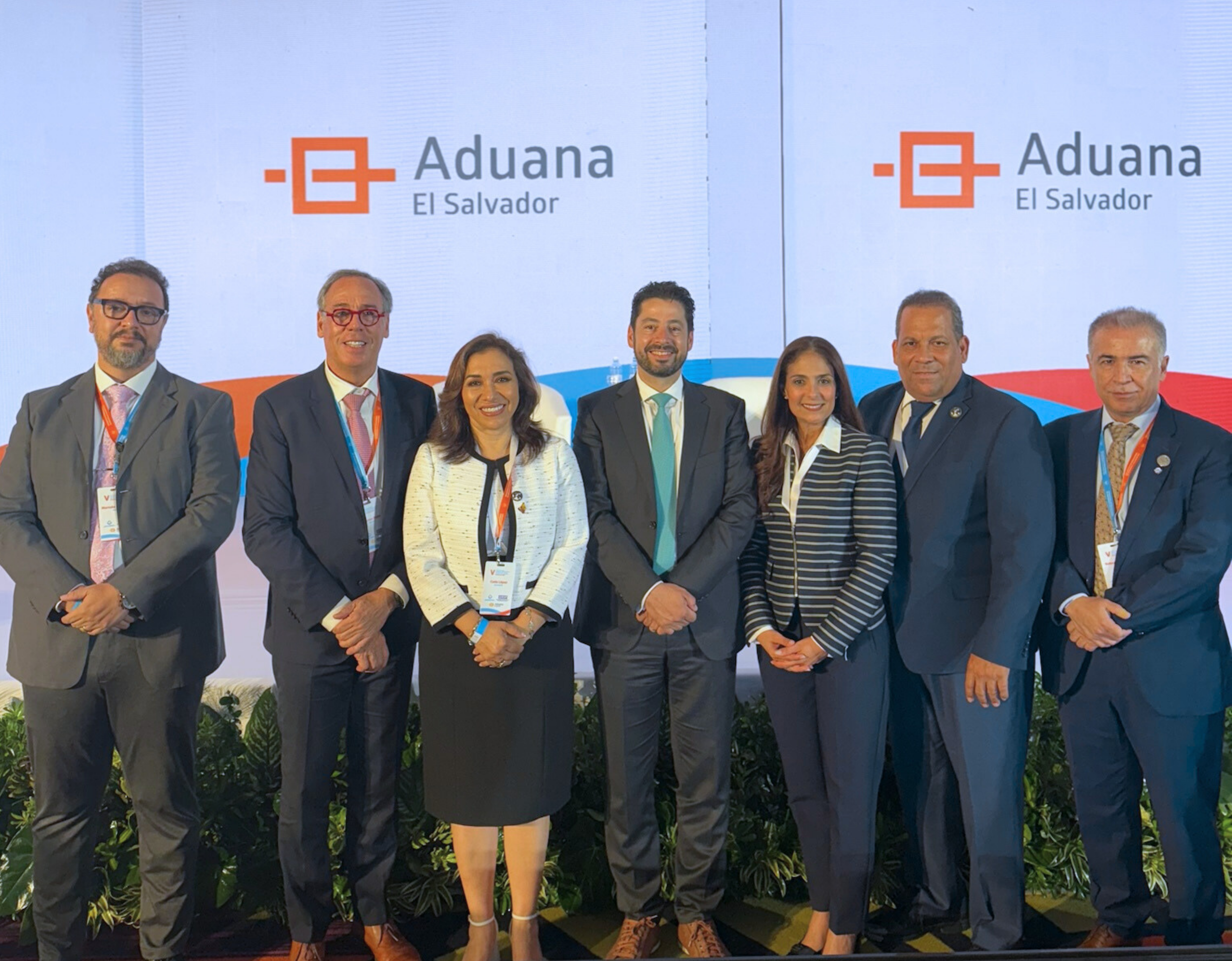 De izquierda a derecha: Marcelo de Castro, director de marketing ASAPRA; Alfonso Rojas, presidente GRSP; Katya López, miembro Junta Directiva BASC Pichincha; Ricardo Treviño, secretario general adjunto OMA; Suzanne Lemaitre, directora ejecutiva WBO; Nelson Brenes, presidente ASAPRA; y Ricardo Fuentes Ávila, secretario general ASAPRA.